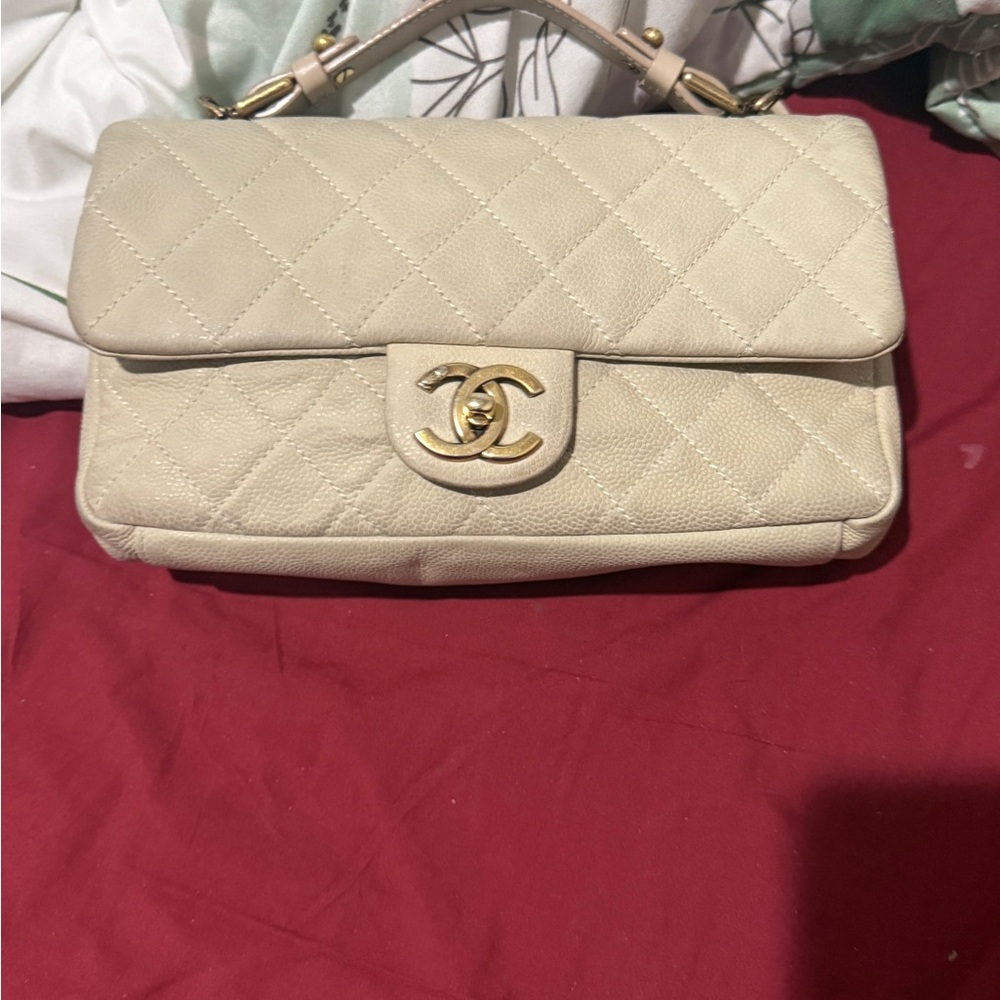 CHANEL Cream Shoulder Bag with Quilted Leather and Gold Clasp